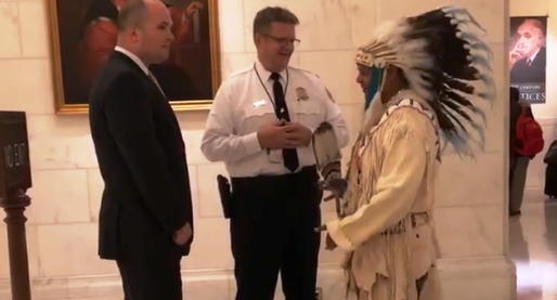 VIDEO Curtea Supremă a SUA a decis ca tribul nativ Yakama din Washington să fie scutit de taxă pe carburanți, în baza tratatului din 1855 prin care indienii și-au cedat teritoriul Guvernului american