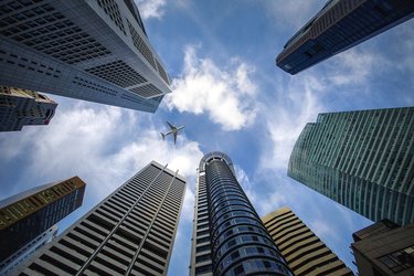 Cine nu are multinaționale, să-și caute! Salariile mari, concentrate în județele cu multe multinaționale. Unde nu sunt companii mari, locurile de muncă sunt puține și statul e mare angajator