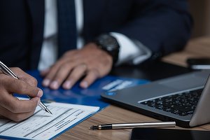LEGE promulgată: Avocații rup din piața notarilor - vor certifica documente și solicita înscrisuri de la autorități în numele clienților