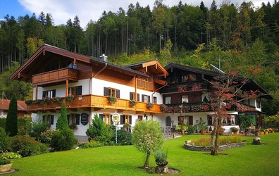 Nouă condiție pentru reducerea de 50% la impozitul pe clădirile și terenurile din turism
