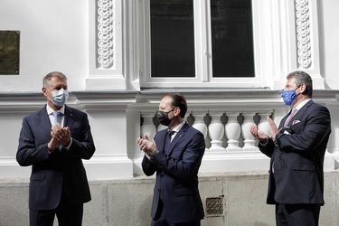 România trimite un PNRR plin de promisiuni pe fondul unei realități paralele: Alocă cel mai mult din UE pe salariul bugetarului. Strânge puțin din cauza corupției și privilegiilor semnate de politicieni, dar își plătește bugetarii ca restul statelor