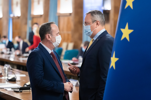 ULTIMA ORĂ Guvernul menține înghețate salariile bugetarilor, cu excepția celor din sănătate și asistență. Sunt amânate pensiile primarilor, iar pentru pensiile peste 4.000 se percepe CASS. Salariu minim doar 2 ani. TVA 5% pentru energia termică