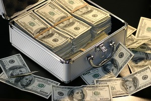 Guvernul împrumută 2,1 miliarde de dolari de pe piețele externe, la care se adăuga circa 310 milioane dolari, o sumă suplimentară reprezentând refinanțarea unor obligațiuni mai vechi