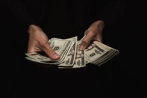 Unul dintre secretele bine păzite: Ministerul Finanțelor a spart pușculița - În criză de bani, a consumat 3 miliarde de euro din rezerva de valută, care a ajuns astfel în cea mai complicată situație, de aproape trei ori mai mică decât necesarul