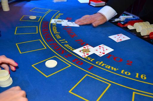 EXCLUSIV  Guvernul mai vrea 100 de milioane de euro de la operatorii din sectorul jocurilor de noroc. Le pregătește creșteri de taxe