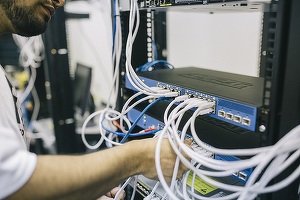 Aproape jumătate dintre angajații din telecom câștigă peste 4.000 de lei pe lună. Unde sunt cele mai mari și cele mai mici salarii 
