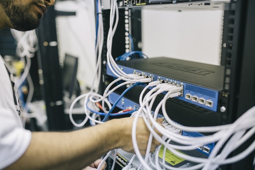 Aproape jumătate dintre angajații din telecom câștigă peste 4.000 de lei pe lună. Unde sunt cele mai mari și cele mai mici salarii 