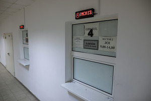 Angajații ANAF de la ghișeu vor fi pregătiți de psihologi. Funcționarul în contact cu contribuabilul să aibă o "atitudine corectă, să fie zâmbitor, amabil, să fie aplecat spre nevoile pe care le are acel contribuabil când vine la nivelul Fiscului"