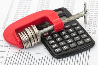 Industria tutunului - O nouă majorare a accizelor ar fi a treia în 12 luni, similar cu ce s-a întâmplat în 2010, când și piața neagră a crescut puternic. Prețurile sunt deja mari pentru puterea de cumpărare a românilor, Guvernul riscă să piardă lupta cu c