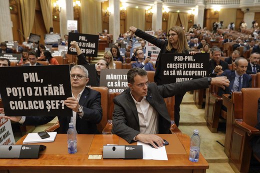 VIDEO&DOCUMENT Guvernul și-a angajat răspunderea pe noile măsuri fiscale și tăieri de cheltuieli. Tentativă de naționalizare a Pilonului II, taxă dublată la bănci, TVA și alte impozite majorate.  "S-a terminat cu excepțiile peste excepții din mediul privat!"