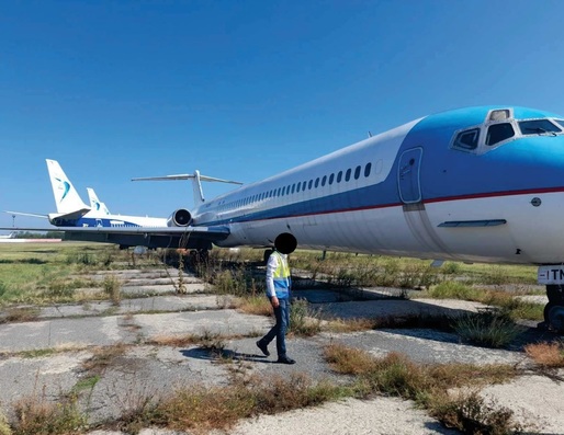 GALERIE FOTO Un român a cumpărat un avion al lui Ovidiu Tender, scos la licitație de ANAF, și îl va transforma în locuință. Avion transportat pe șosea spre casă, mai multe semafoare și semne de circulație au fost scoase