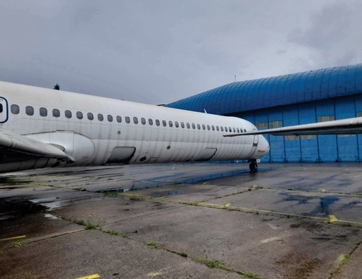 GALERIE FOTO Un român a cumpărat un avion al lui Ovidiu Tender, scos la licitație de ANAF, și îl va transforma în locuință. Avion transportat pe șosea spre casă, mai multe semafoare și semne de circulație au fost scoase