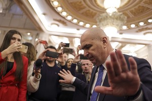 În huiduielile "victimelor", statul a declanșat marea curățenie de personal: Are 1,3 milioane bugetari, dar și peste 255.000 angajați în companiile sale. Un bugetar îl costă 11.000 lei pe lună, iar un angajat din companie impune un cost de 9.590 lei 