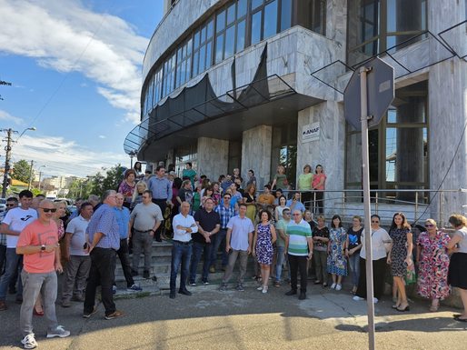 FOTO Protestele spontane continuă la ANAF - Angajații sunt nemulțumiți de intenția Guvernului de diminuare a sporului de condiții vătămătoare