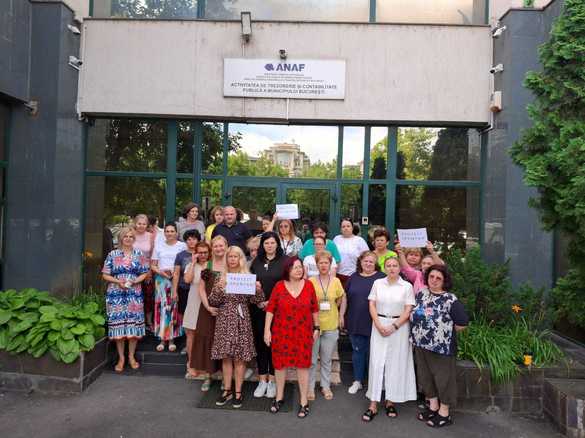 FOTO Protestele spontane continuă la ANAF - Angajații sunt nemulțumiți de intenția Guvernului de diminuare a sporului de condiții vătămătoare