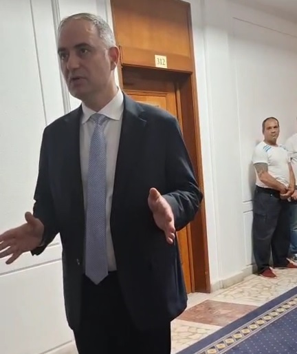 VIDEO Ministrul Finanțelor a ieșit din birou să discute cu protestatarii de pe hol: Situația este chiar gravă!