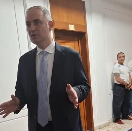 VIDEO Ministrul Finanțelor a ieșit din birou să discute cu protestatarii de pe hol: Situația este chiar gravă!