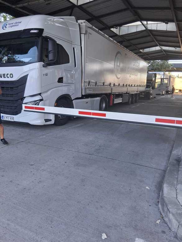 FOTO Exces de zel la Vama Sculeni. Angajații nemulțumiți de măsurile de austeritate fac controale 
