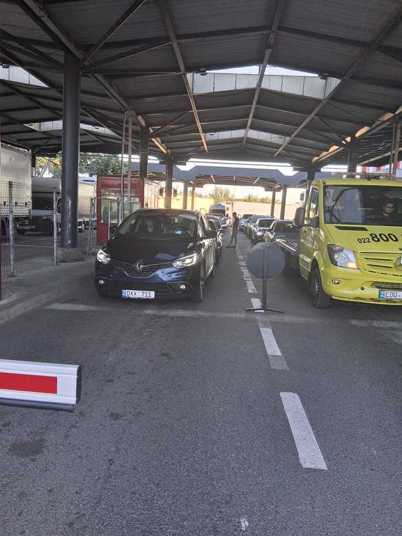 FOTO Exces de zel la Vama Sculeni. Angajații nemulțumiți de măsurile de austeritate fac controale 