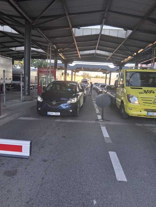 FOTO Exces de zel la Vama Sculeni. Angajații nemulțumiți de măsurile de austeritate fac controale "riguroase și amănunțite" la mijloacele de transport, iar traficul este îngreunat semnificativ