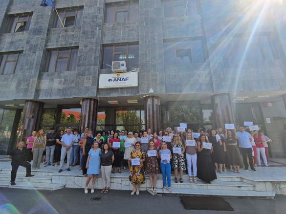 Angajații ANAF continuă protestele spontane declanșate de vineri