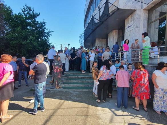 Angajații ANAF continuă protestele spontane declanșate de vineri