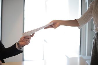 DOCUMENT Profesorii și studenții străini trebuie să aștepte 243 de zile pentru obținerea rezidenței fiscale în România