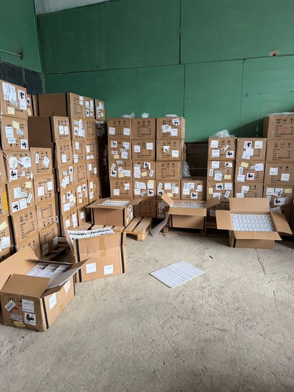 VIDEO&FOTO ANAF a descoperit o fabrică clandestină de dispozitive de vapat, ascunsă într-o hală din Prahova. Suspiciuni de evaziune de aproape 4 milioane de euro