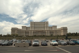 Mașinile vechi - taxate triplu. Va fi regula „poluatorul plătește”