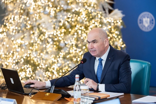 Bolojan avertizează primarii: Două treimi trebuie să dea afară angajați! Să nu mai facă școli cu panouri fotovoltaice unde nu sunt copii sau stadioane fără echipă de fotbal!