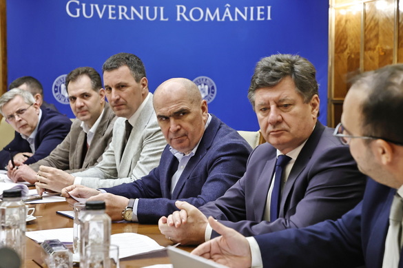 Bolojan avertizează primarii: Două treimi trebuie să dea afară angajați! Să nu mai facă școli cu panouri fotovoltaice unde nu sunt copii sau stadioane fără echipă de fotbal!