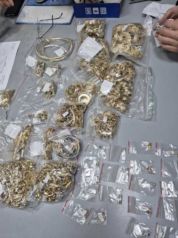 Antifrauda a confiscat aur și diamante de 3,7 milioane de lei de la o firmă care comercializa fără documente de proveniență. Au fost aplicate amenzi de 18.000 de lei