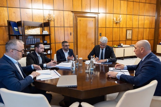 Bolojan despre noua lege a salarizării - prezentată de Profit.ro: Nu va scădea niciun venit salarial. Cei care sunt peste noua grilă vor aștepta până sunt ajunși de colegi. Anvelopa bugetară nu va crește cu mai mult de 8%