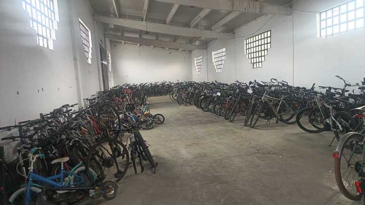Depozite clandestine de biciclete și trotinete descoperite de ANAF în Cluj. Bunurile vor fi vândute pe platforma online a Fiscului