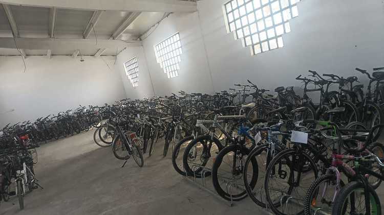 Depozite clandestine de biciclete și trotinete descoperite de ANAF în Cluj. Bunurile vor fi vândute pe platforma online a Fiscului