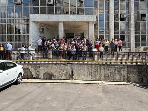 ULTIMA ORĂ FOTO Protestele spontane se întind și în unitățile ANAF, după ce au început de dimineață la agenții ale Trezoreriei. Angajații din finanțe publice sunt nemulțumiți de efectele legii salarizării