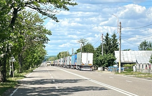 ULTIMA ORĂ FOTO Cozi de TIR-uri în vămi. Vameșii fac controale foarte amănunțite, ca protest. La administrațiile ANAF sunt proteste spontane, la fel și la unități ale Trezoreriei