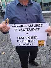 FOTO Revoltă în Ministerul Proiectelor Europene. Protest cu covrigi și pancarte al angajaților