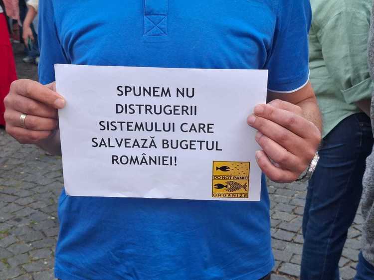 FOTO Revoltă în Ministerul Proiectelor Europene. Protest cu covrigi și pancarte al angajaților
