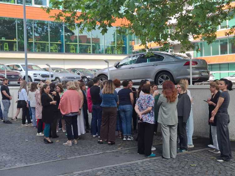 FOTO Revoltă în Ministerul Proiectelor Europene. Protest cu covrigi și pancarte al angajaților