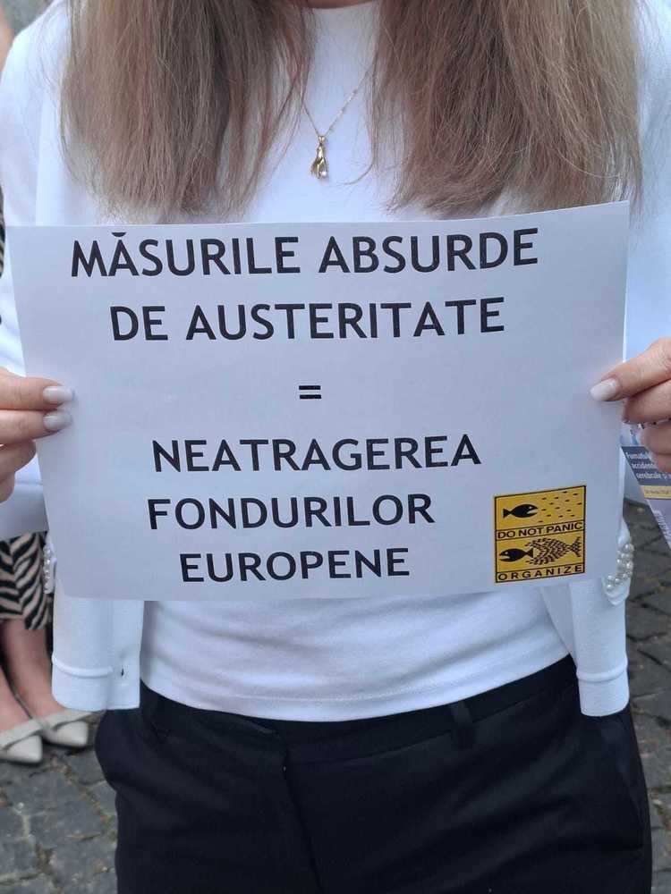 FOTO Revoltă în Ministerul Proiectelor Europene. Protest cu covrigi și pancarte al angajaților