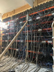 PREMIERĂ FOTO Fermă clandestină de criptomonede descoperită de ANAF într-o clădire dezafectată