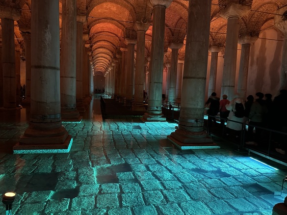Basilica Cisternă, supranumită și „Palatul Scufundat”, construită în perioada domniei lui Iustinian, o secțiune a unei rețele impresionante de bazine construite pentru a alimenta Constantinopolul cu apă