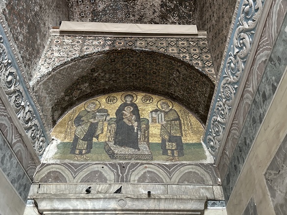 Mozaic reprezentând-o pe Fecioara Maria cu pruncul Iisus în brațe și pe împărații Constantin (dreapta), care îi prezintă o machetă a Constantinopolului, și Iustinian (stânga), care îi prezintă una a Hagiei Sofia