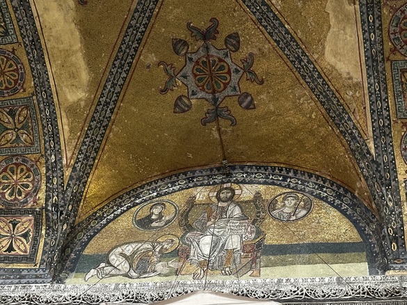 Mozaic aflat deasupra Porții Imperiale a Hagiei Sofia, care-l reprezintă pe Leon al VI-alea îngenunchind în fața lui Iisus