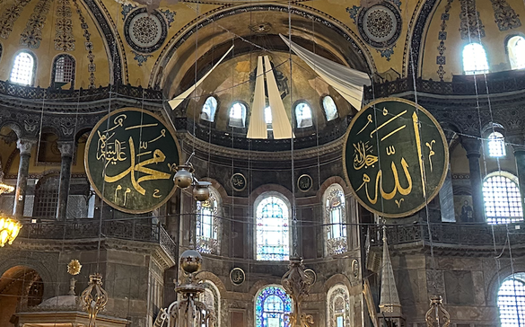 În urma deciziei din urmă cu 3 ani de declarare a Hagiei Sofia moschee, după aproape 90 de ani în care a fost muzeu, mozaicurile din interior sunt acoperite cu pânze pe durata rugăciunilor musulmane