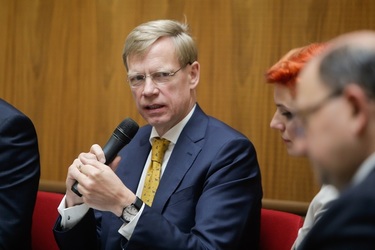 PROFIT GROWTH FORUM: Van Groningen, CEO Raiffeisen - Cu noile reguli, sistemul bancar este mai echilibrat. Dar acest echilibru suplimentar are costuri care trebuie suportate de întregul sistem