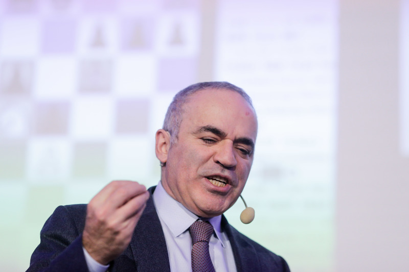 MAKING THE RIGHT MOVES I 
a Strategic Thinking Conference 