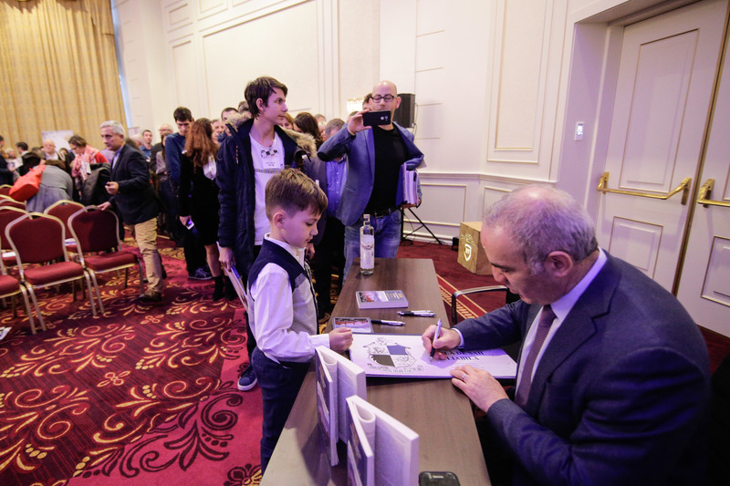 MAKING THE RIGHT MOVES I 
a Strategic Thinking Conference 