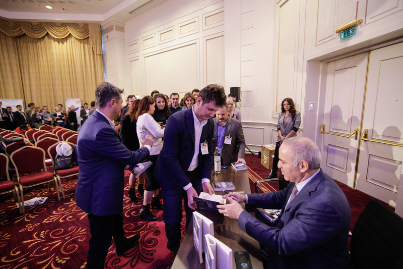 MAKING THE RIGHT MOVES I 
a Strategic Thinking Conference 